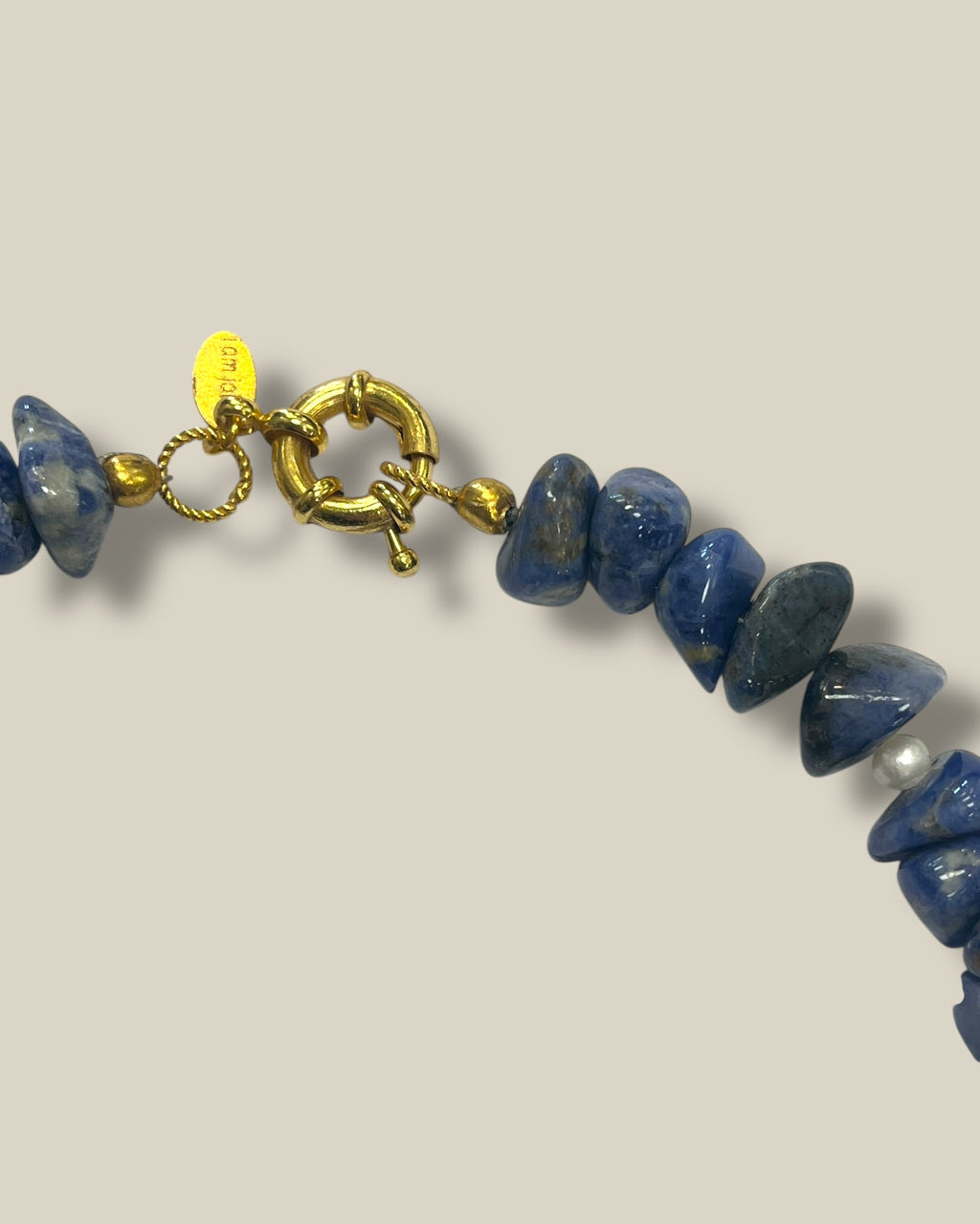 blauwe-sodaliet-dames-ketting-van-i-am-jai-she-stories-gwen