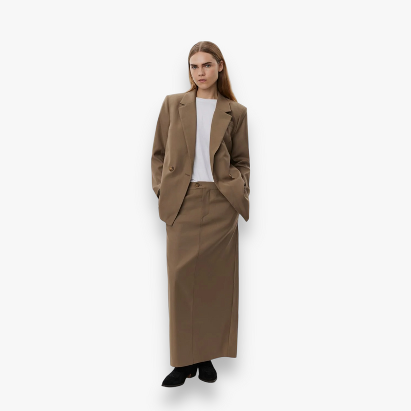 camel-dames-maxi-rok-met-split-riemlussen-achaia-van-sofie-schnoor-she-stories-gwen