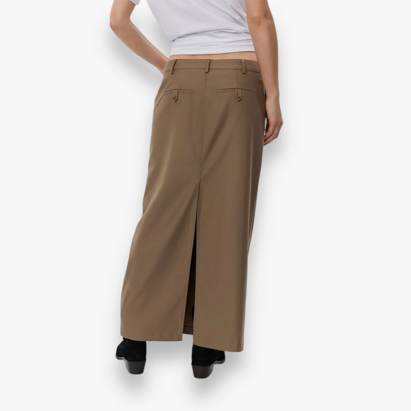 camel-dames-maxi-rok-met-split-riemlussen-achaia-van-sofie-schnoor-she-stories-gwen