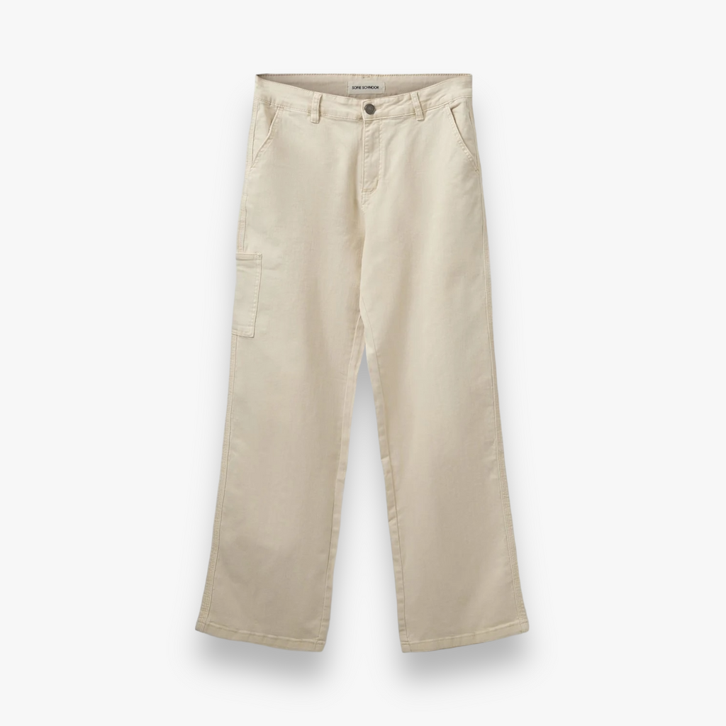 off-white-dames-baggy-cargo-pants-met-zijzakken-van-sofie-schnoor-she-stories-gwen