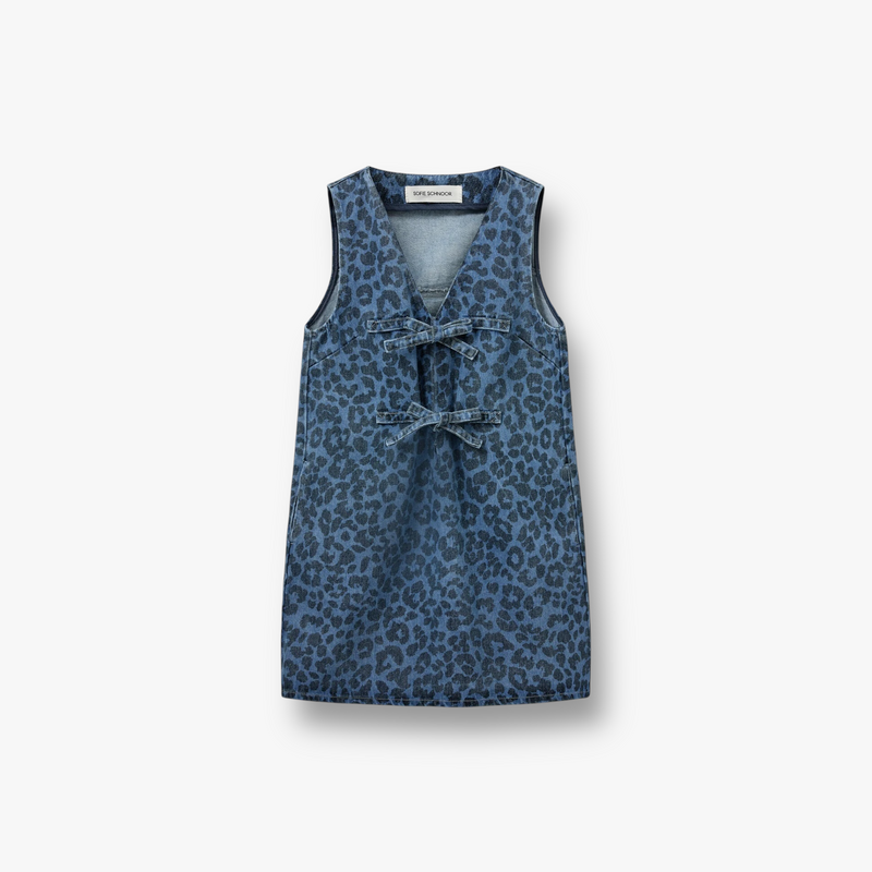 denim-blue-dames-mini-jurk-met-leo-print-v-hals-strikjes-ingridsw-van-sofie-schnoor-she-stories-gwen