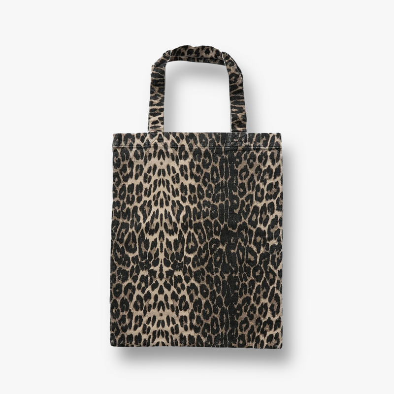 light-brown-leopard-dames-printed-tote-bag-met-logo-isabellasw-van-sofie-schnoor-she-stories-gwen