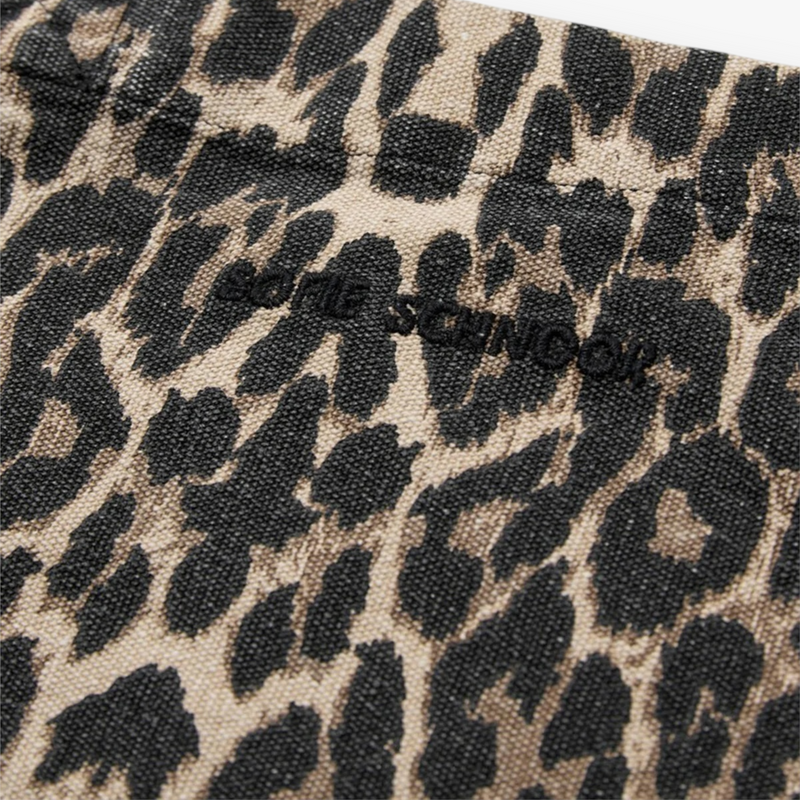 light-brown-leopard-dames-printed-tote-bag-met-logo-isabellasw-van-sofie-schnoor-she-stories-gwen