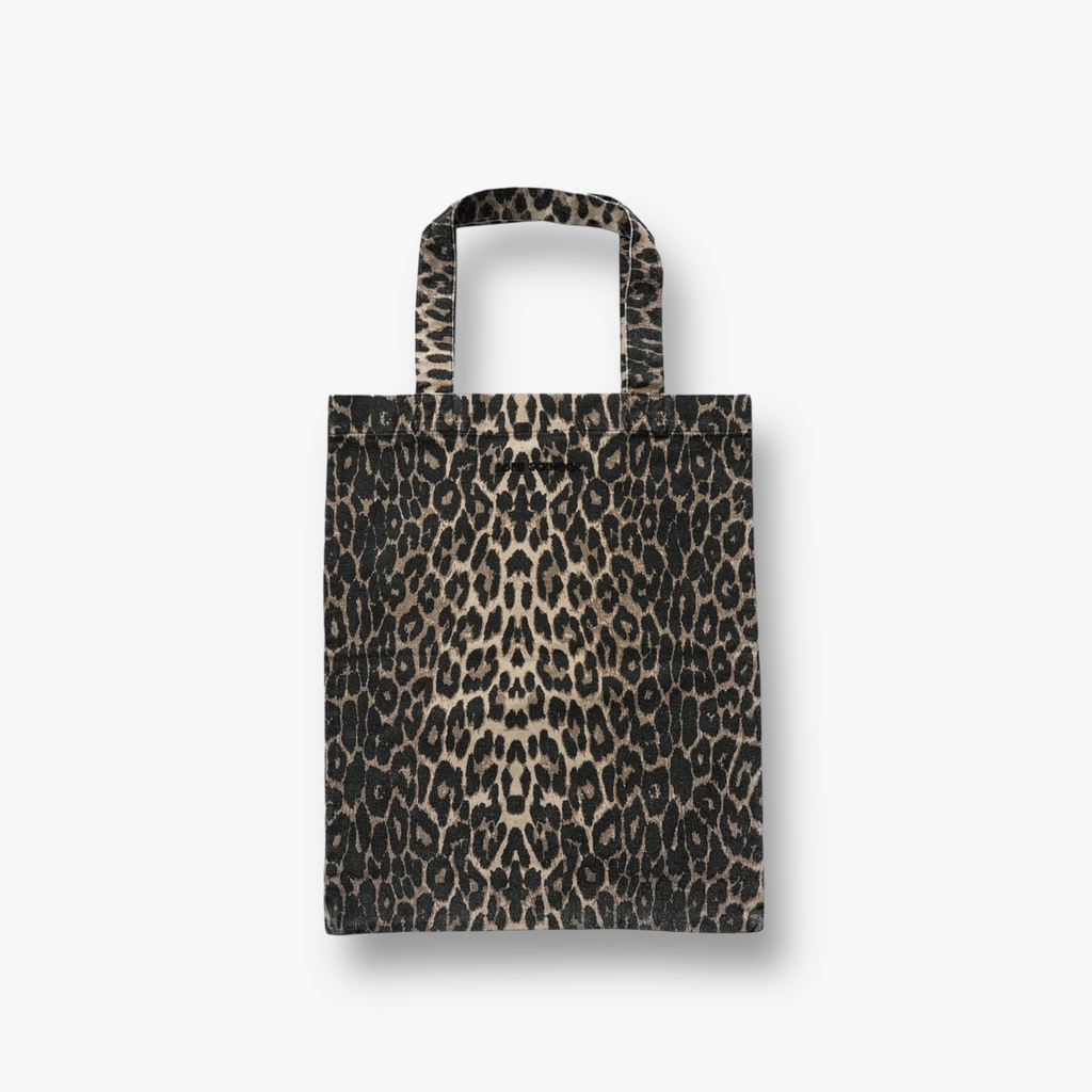 light-brown-leopard-dames-printed-tote-bag-met-logo-isabellasw-van-sofie-schnoor-she-stories-gwen