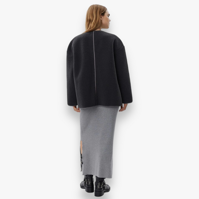 dark-grey-dames-oversized-jacket-met-ronde-hals-lange-mouwen-zakken-van-sofie-schnoor-she-stories-gwen