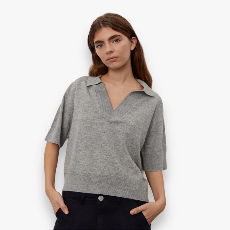 grey-melange-dames-polotrui-met-v-hals-korte-mouwen-rib-van-merino-wol-van-sofie-schnoor-she-stories-gwen