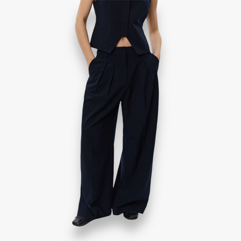 navy-dames-gestreepte-pantalon-met-plooien-wijde-pijpen-vivia-van-sofie-schnoor-she-stories-gwen