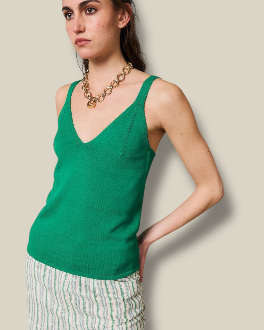 groene-dames-tanktop-met-straps-van-rayon-enola-van-stella-forest-she-stories-gwen