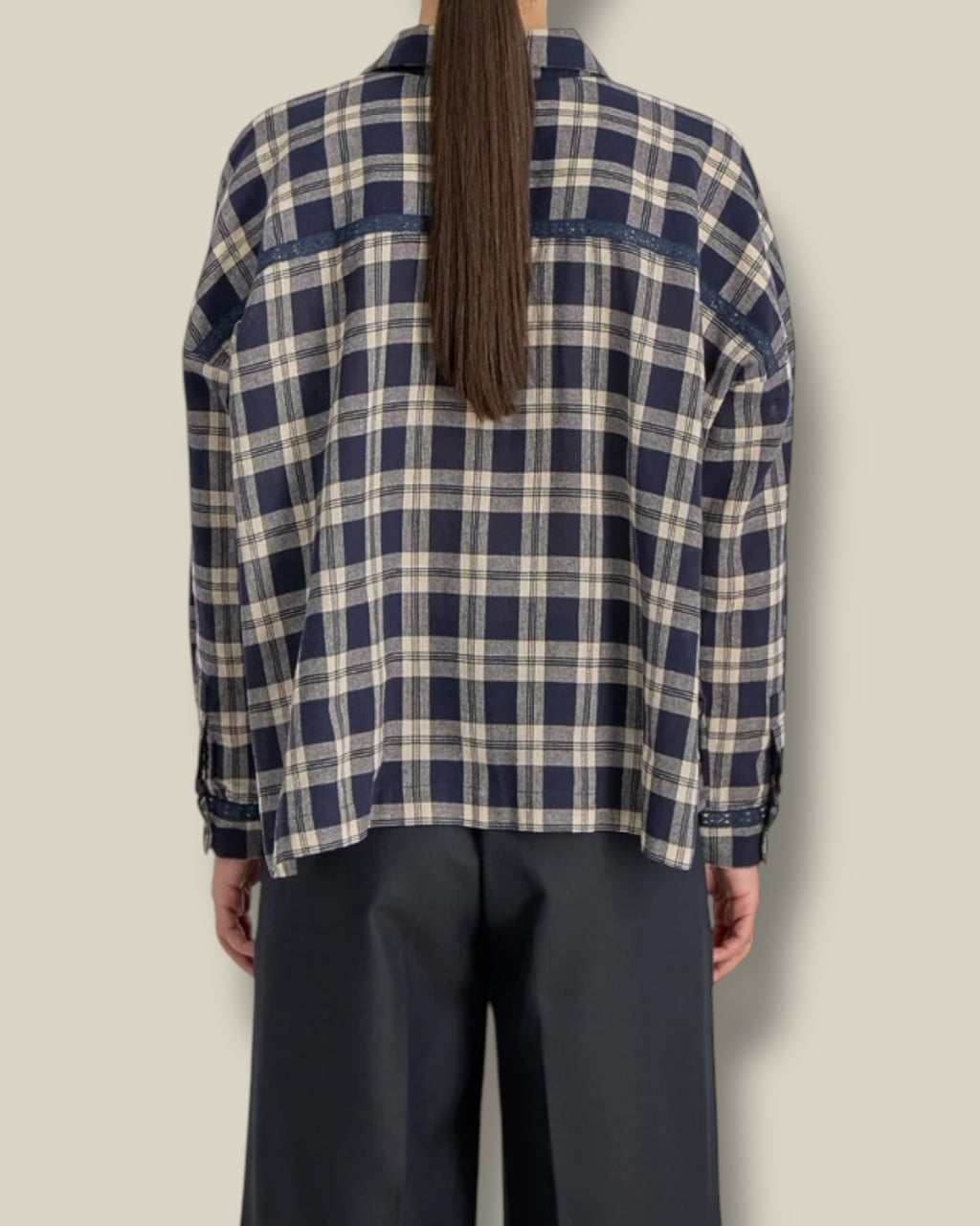 nocturne-dames-blouse-geruit-geborduurd-kraag-v-hals-leilani-van-stella-forest-she-stories-gwen