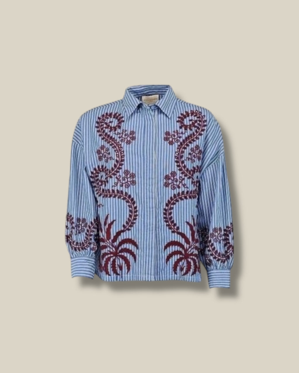 blauwe-dames-geborduurde-gestreepte-blouse-met-kraag-knoopsluiting-verlaagde-schouders-nuria-van-stella-forest-she-stories-gwen