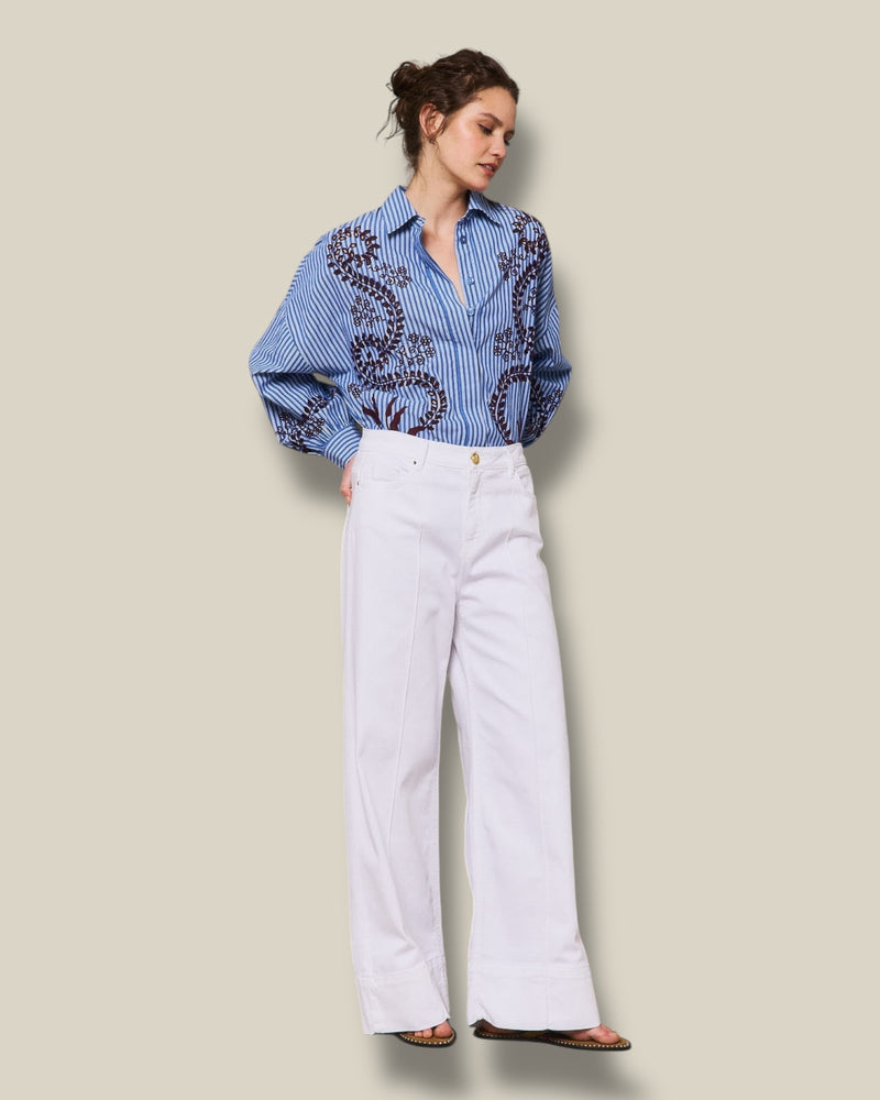 blauwe-dames-geborduurde-gestreepte-blouse-met-kraag-knoopsluiting-verlaagde-schouders-nuria-van-stella-forest-she-stories-gwen