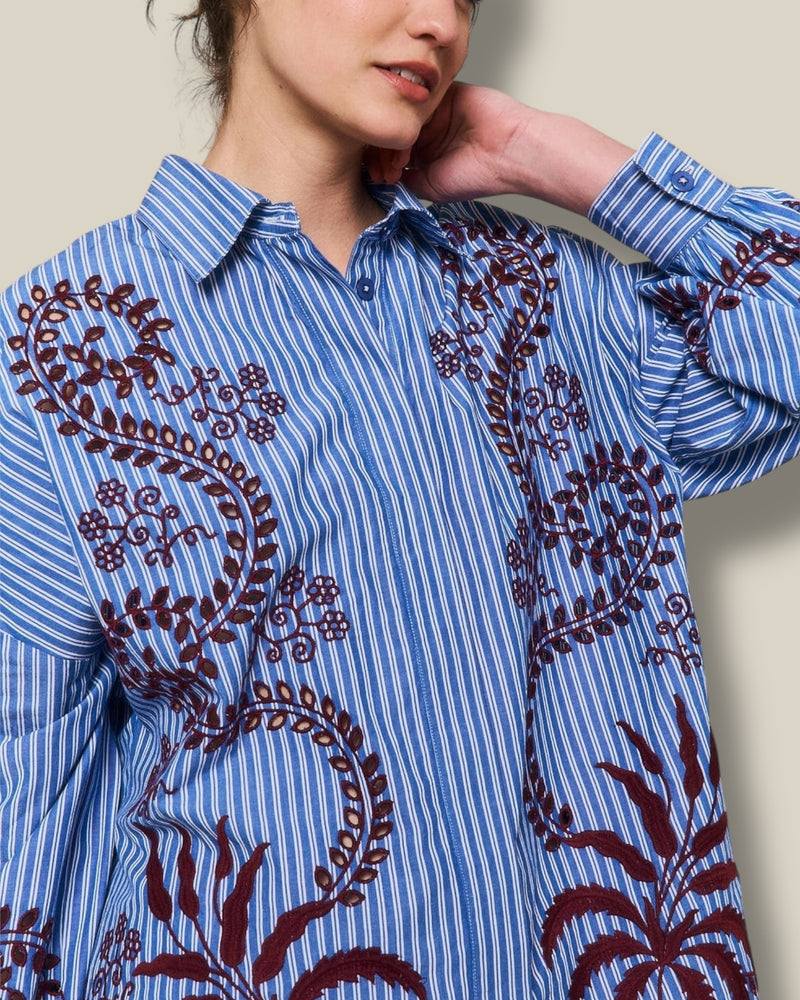 blauwe-dames-geborduurde-gestreepte-blouse-met-kraag-knoopsluiting-verlaagde-schouders-nuria-van-stella-forest-she-stories-gwen