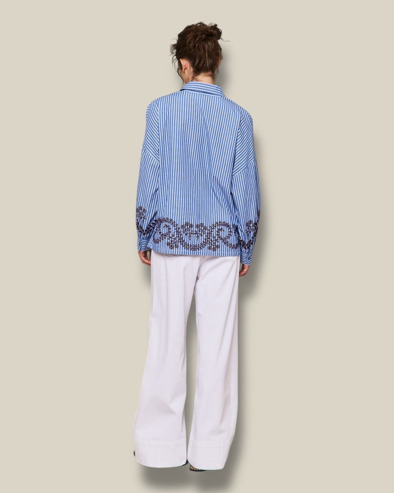blauwe-dames-geborduurde-gestreepte-blouse-met-kraag-knoopsluiting-verlaagde-schouders-nuria-van-stella-forest-she-stories-gwen