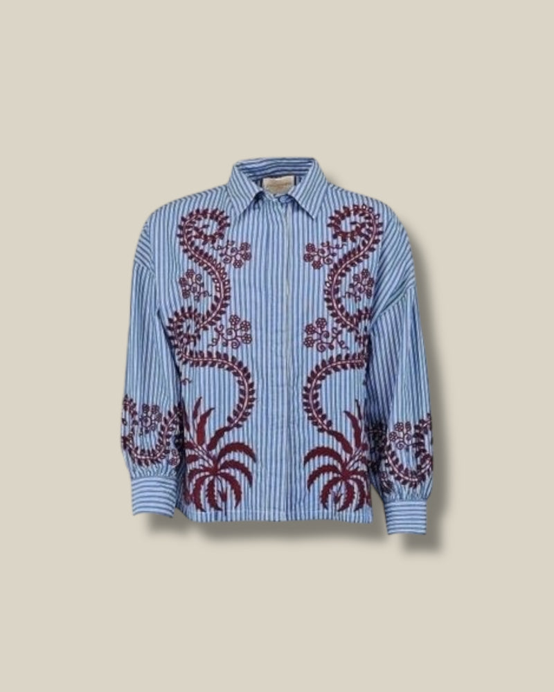 blauwe-dames-geborduurde-gestreepte-blouse-met-kraag-knoopsluiting-verlaagde-schouders-nuria-van-stella-forest-she-stories-gwen