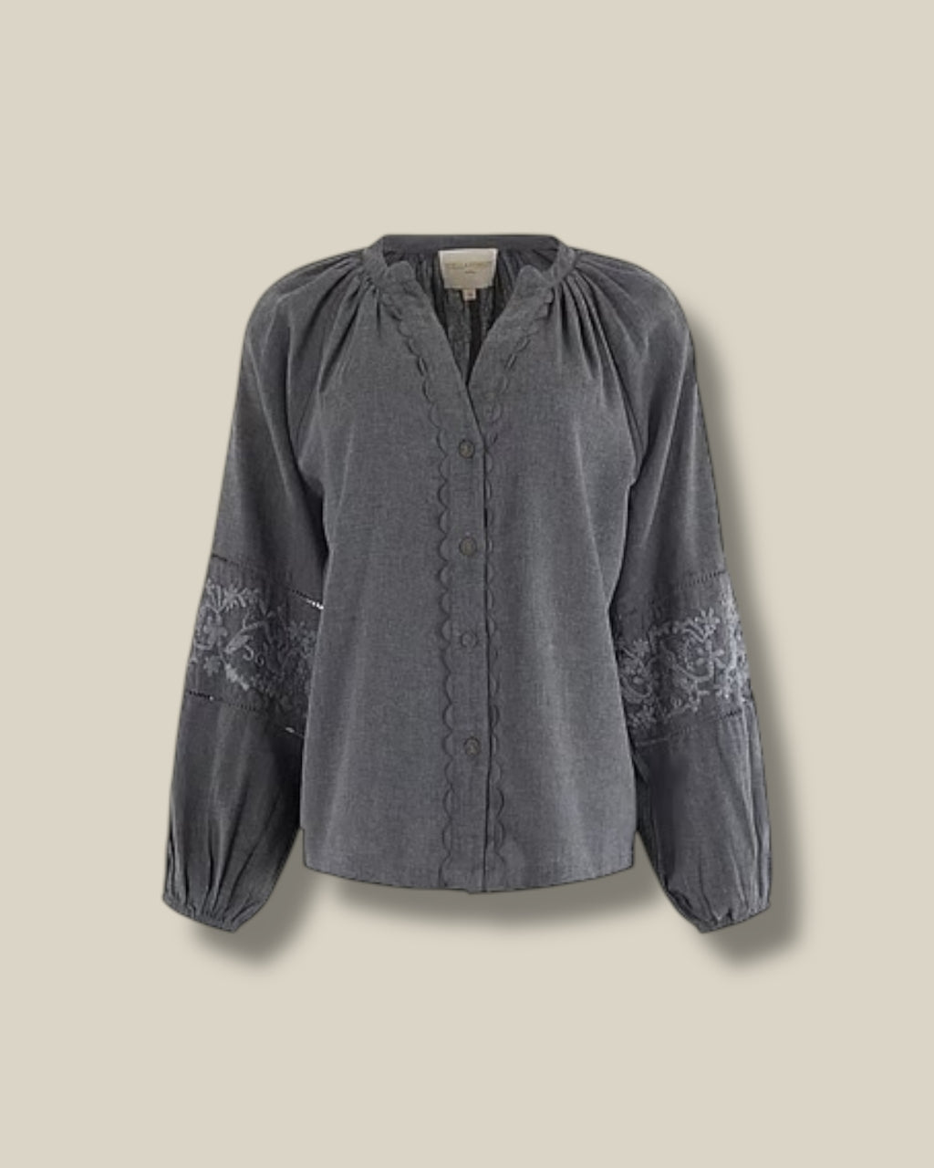 grijze-dames-blouse-met-pof-raglanmouw-knopen-radia-van-stella-forest-she-stories-gwen