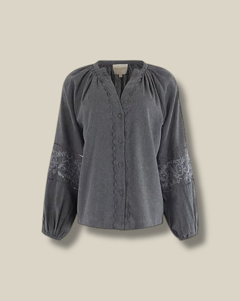 grijze-dames-blouse-met-pof-raglanmouw-knopen-radia-van-stella-forest-she-stories-gwen