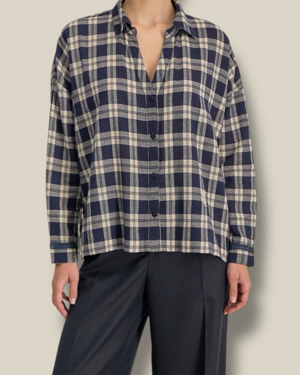 nocturne-dames-blouse-geruit-geborduurd-kraag-v-hals-leilani-van-stella-forest-she-stories-gwen