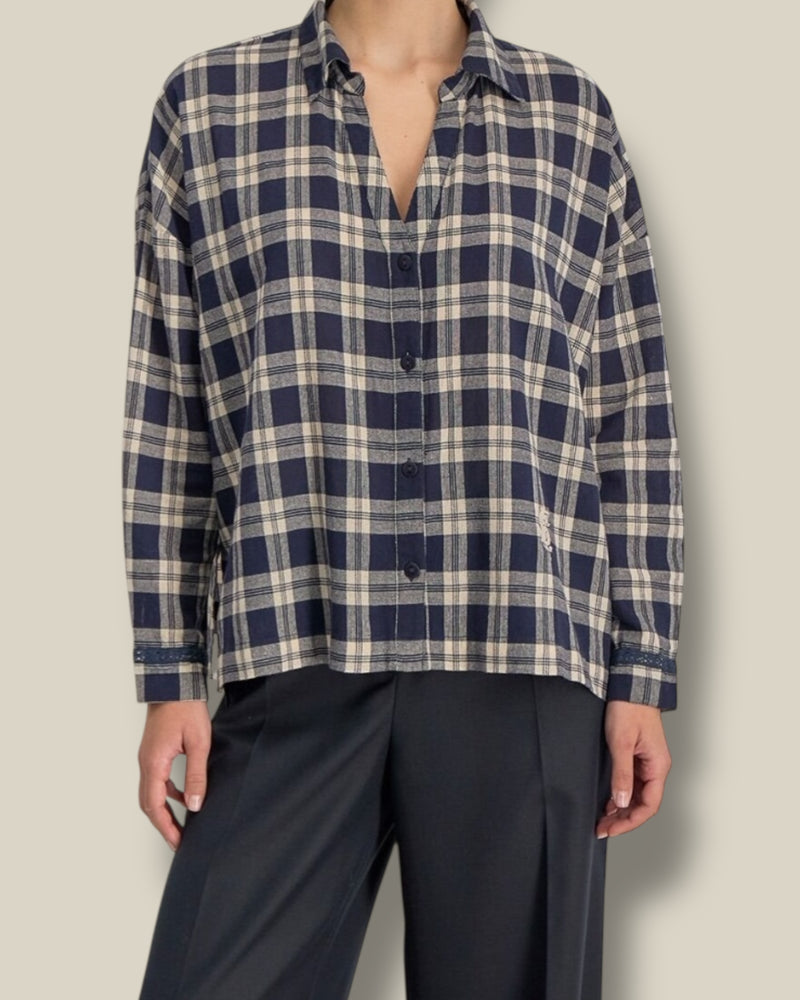 nocturne-dames-blouse-geruit-geborduurd-kraag-v-hals-leilani-van-stella-forest-she-stories-gwen