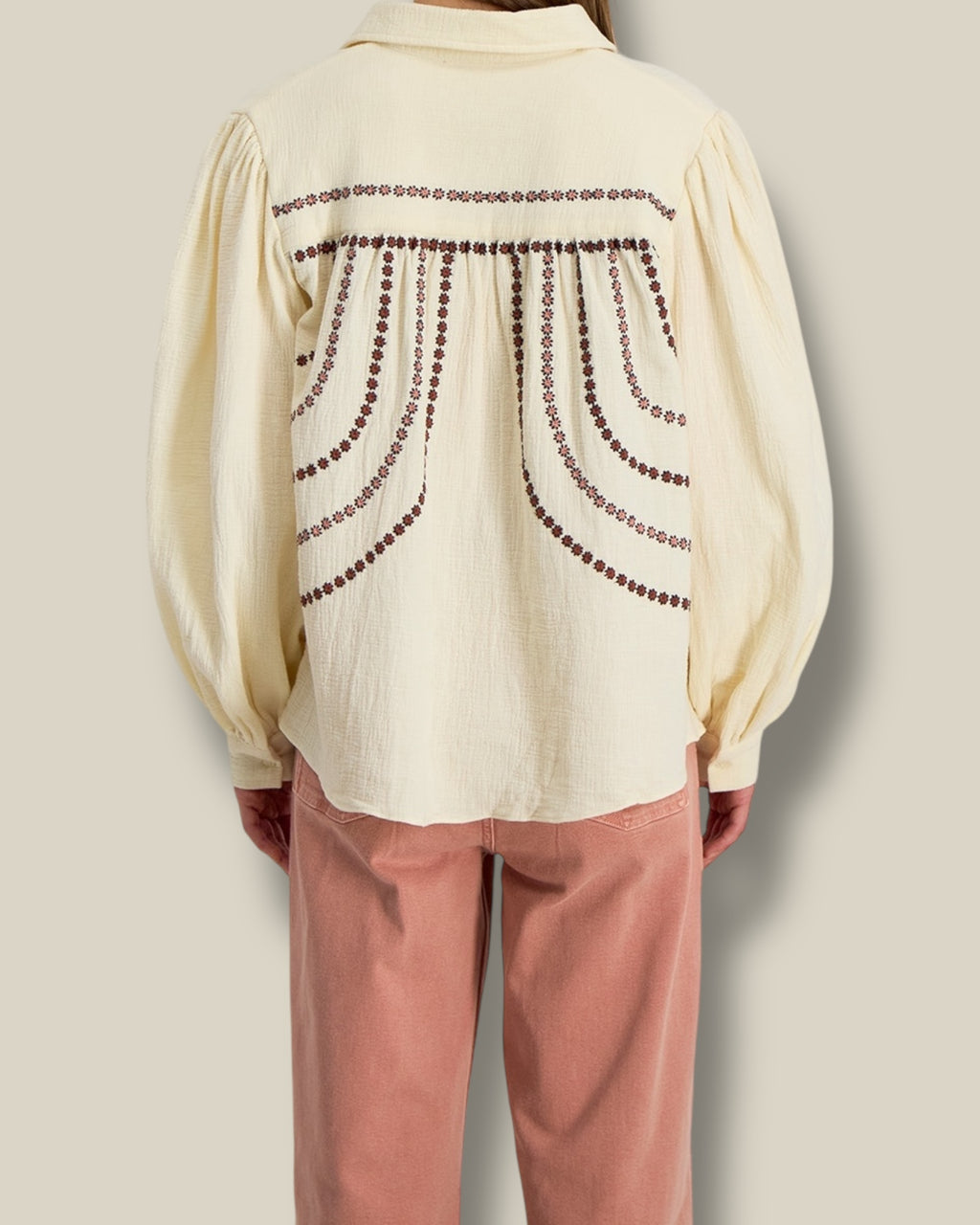 chalk-dames-blouse-tuniek-met-bloemenborduursels-kraag-ballonmouwen-lois-van-stella-forest-she-stories-gwen