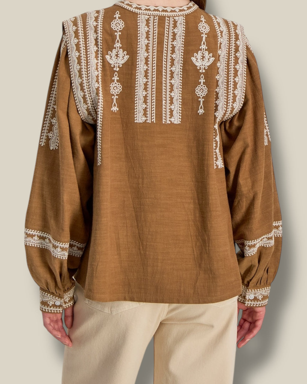 noisette-dames-blouse-met-ballonmouwen-ronde-hals-borduursels-manua-van-stella-forest-she-stories-gwen