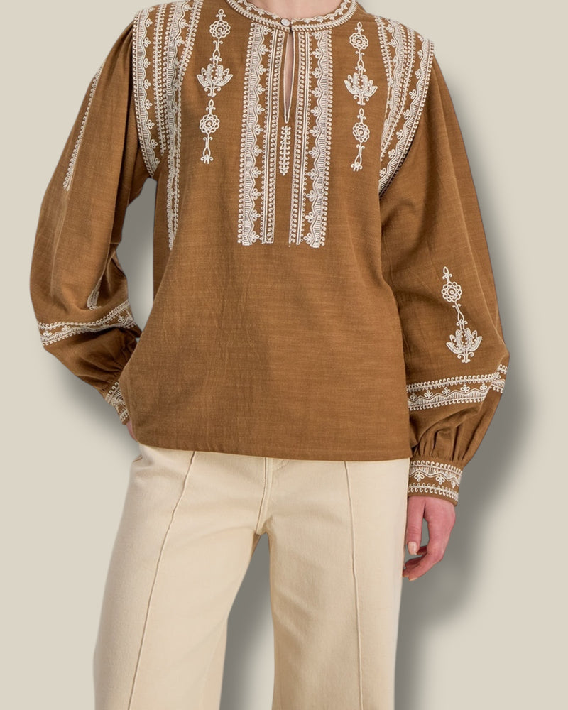 noisette-dames-blouse-met-ballonmouwen-ronde-hals-borduursels-manua-van-stella-forest-she-stories-gwen