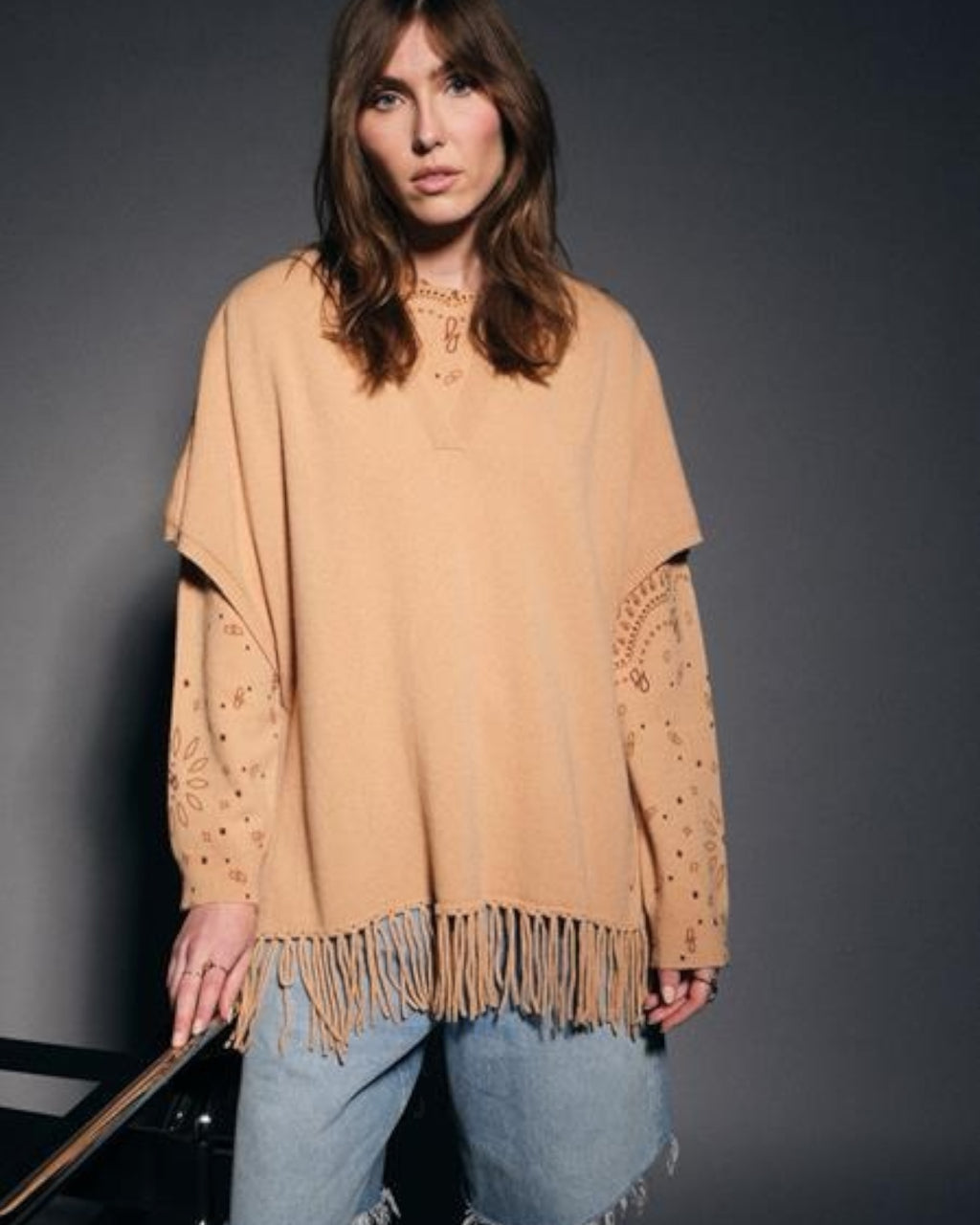 camel-dames-poncho-met-ronde-hals-korte-mouwen-franjes-texas-van-ma-petite-capsule-she-stories-gwen