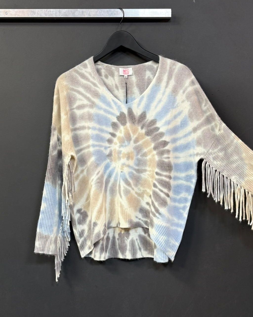 coloris-multicolor-dames-tie-dye-trui-met-v-hals-lange-mouwen-franjes-van-ma-petite-capsule-she-stories-gwen