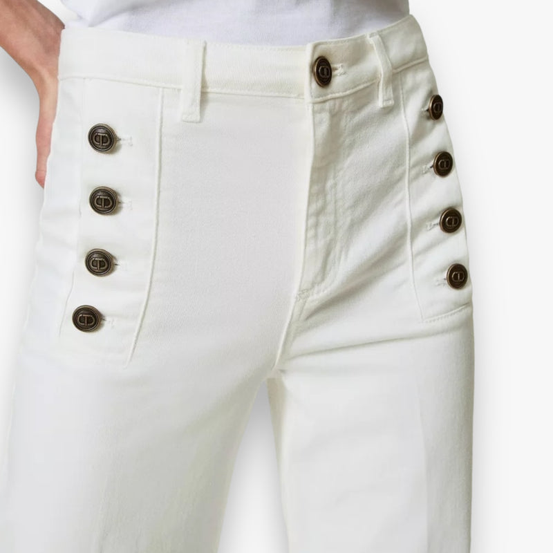 white-denim-dames-jeans-broek-met-decoratieve-knopen-flare-pijpen-van-twinset-milano-she-stories-gwen