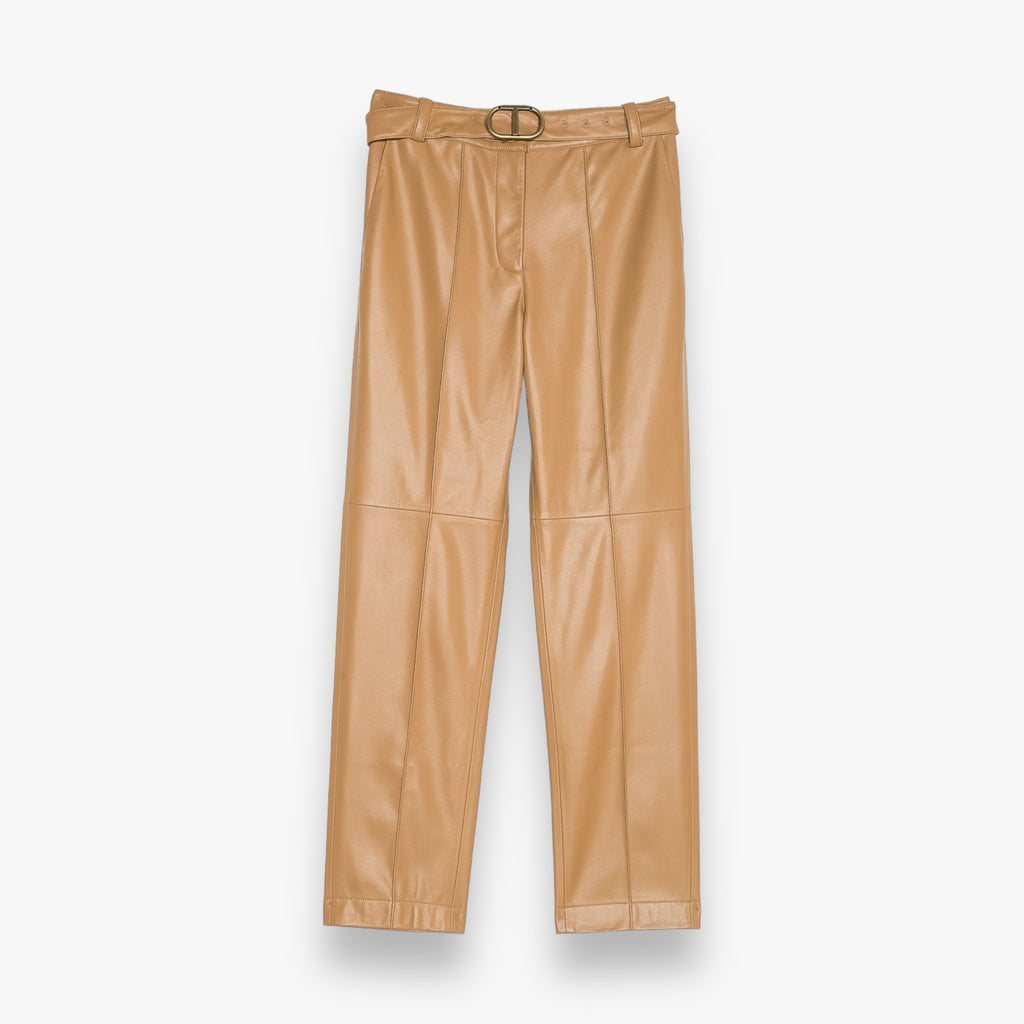 sandy-brown-dames-pantalon-coated-met-ceintuur-logo-gesp-van-twinset-milano-she-stories-gwen