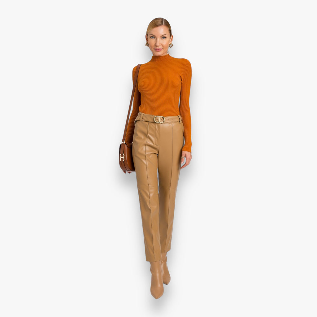 sandy-brown-dames-pantalon-coated-met-ceintuur-logo-gesp-van-twinset-milano-she-stories-gwen