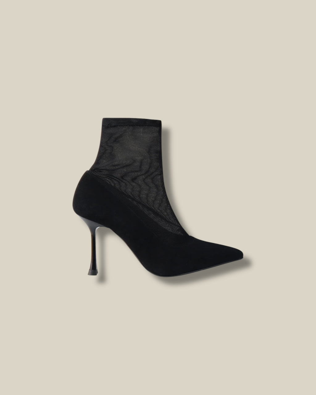 black-dames-pumps-met-hoge-hak-puntige-neus-suede-en-mesh-vasco-van-march23-she-stories-gwen