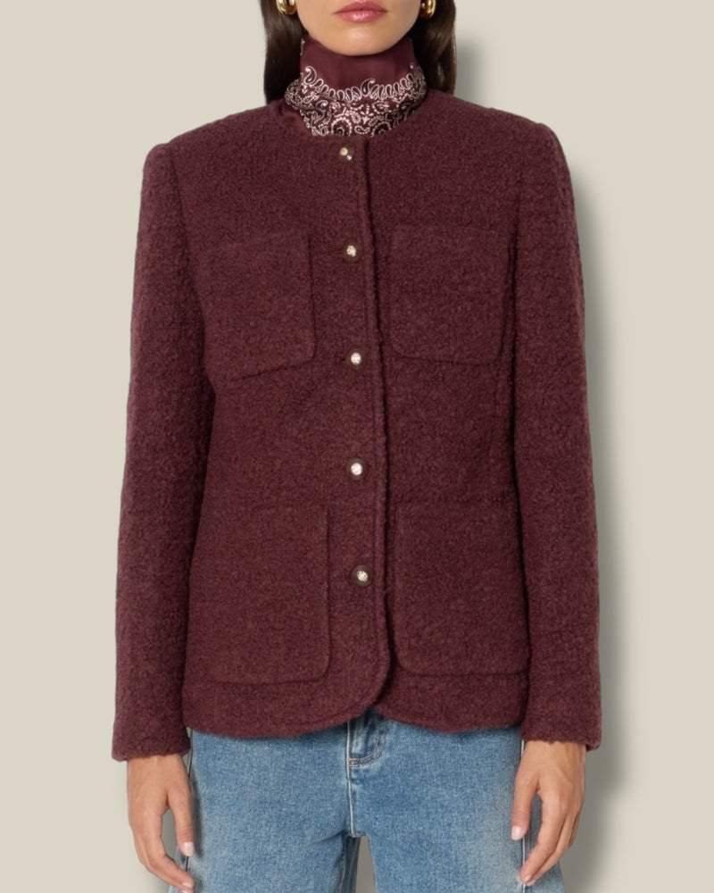 bordeaux-rode-dames-jacket-met-ronde-hals-lange-mouwen-krullend-wol-verona-van-berenice-she-stories-gwen