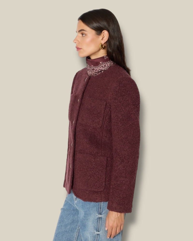 bordeaux-rode-dames-jacket-met-ronde-hals-lange-mouwen-krullend-wol-verona-van-berenice-she-stories-gwen