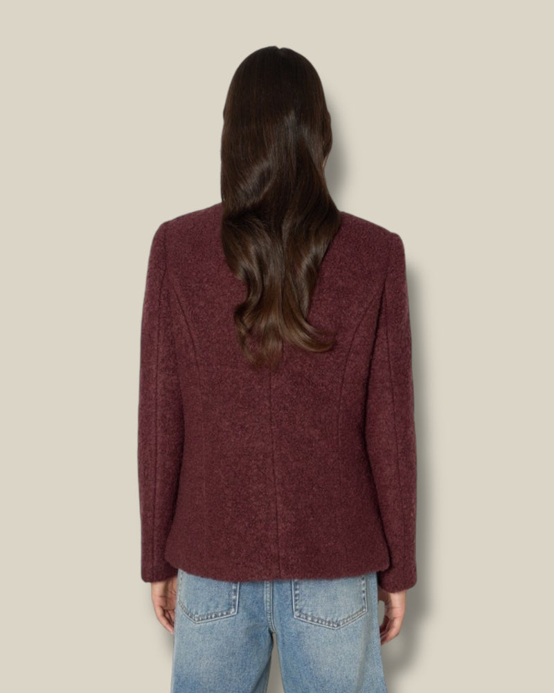 bordeaux-rode-dames-jacket-met-ronde-hals-lange-mouwen-krullend-wol-verona-van-berenice-she-stories-gwen