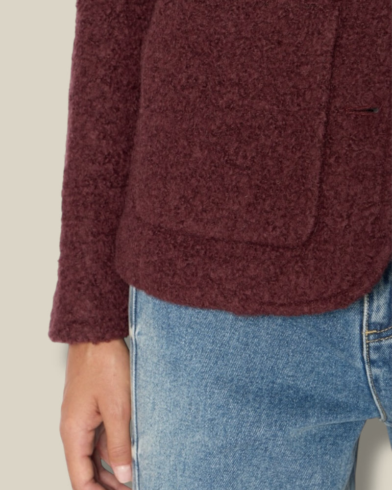 bordeaux-rode-dames-jacket-met-ronde-hals-lange-mouwen-krullend-wol-verona-van-berenice-she-stories-gwen