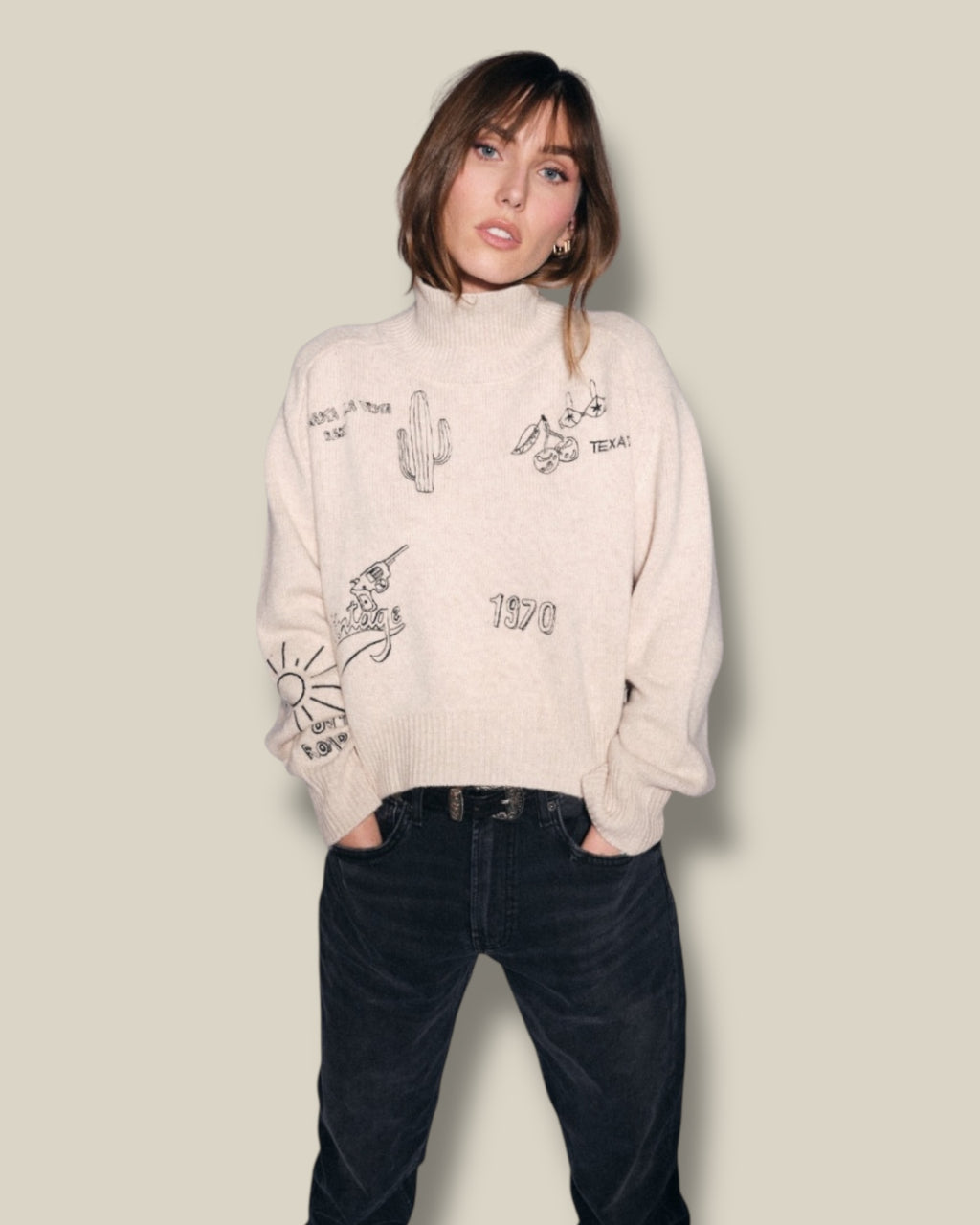 sable-zandkleurige-dames-trui-met-hoge-hals-borduursels-raglanmouwen-yee-haw-van-ma-petite-capsule-she-stories-gwen