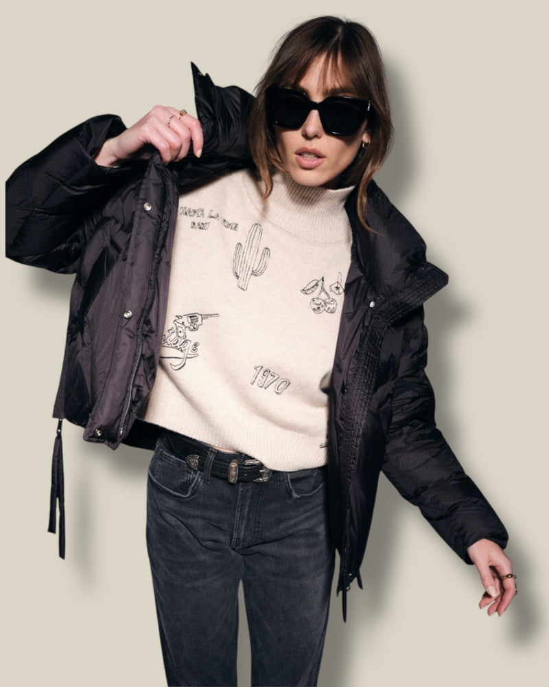 sable-zandkleurige-dames-trui-met-hoge-hals-borduursels-raglanmouwen-yee-haw-van-ma-petite-capsule-she-stories-gwen