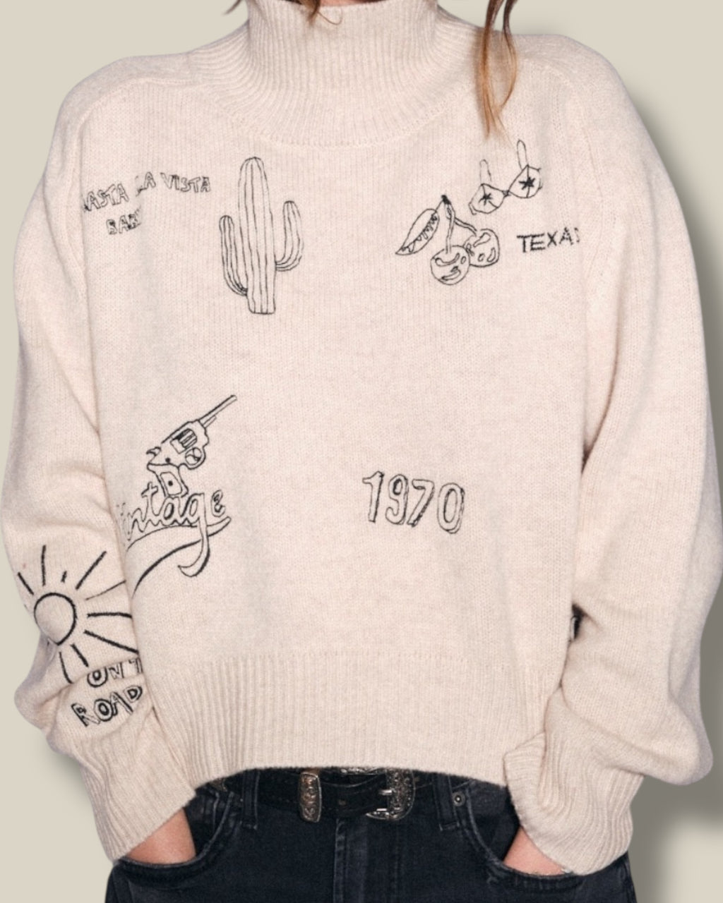 sable-zandkleurige-dames-trui-met-hoge-hals-borduursels-raglanmouwen-yee-haw-van-ma-petite-capsule-she-stories-gwen