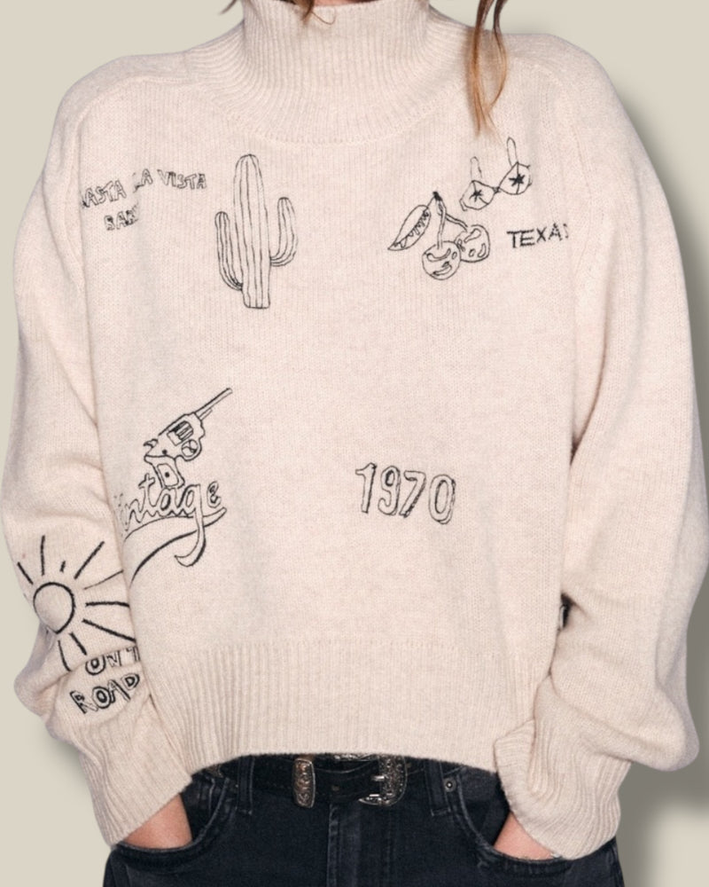 sable-zandkleurige-dames-trui-met-hoge-hals-borduursels-raglanmouwen-yee-haw-van-ma-petite-capsule-she-stories-gwen