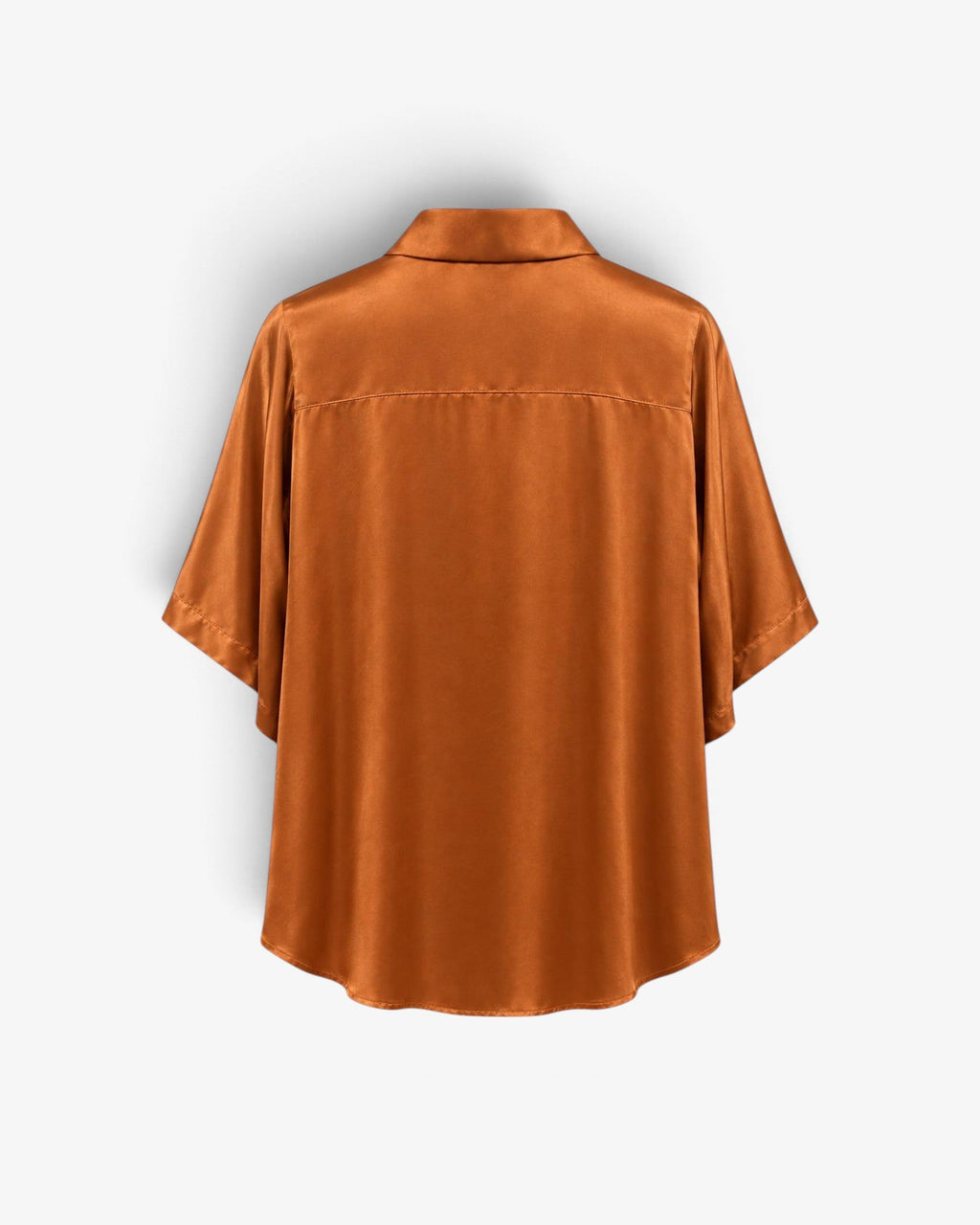 She Stories Est'seven Alijah Bamber zijden blouse in camel met puntkraag, wijde mouwen en een langere achterkant.