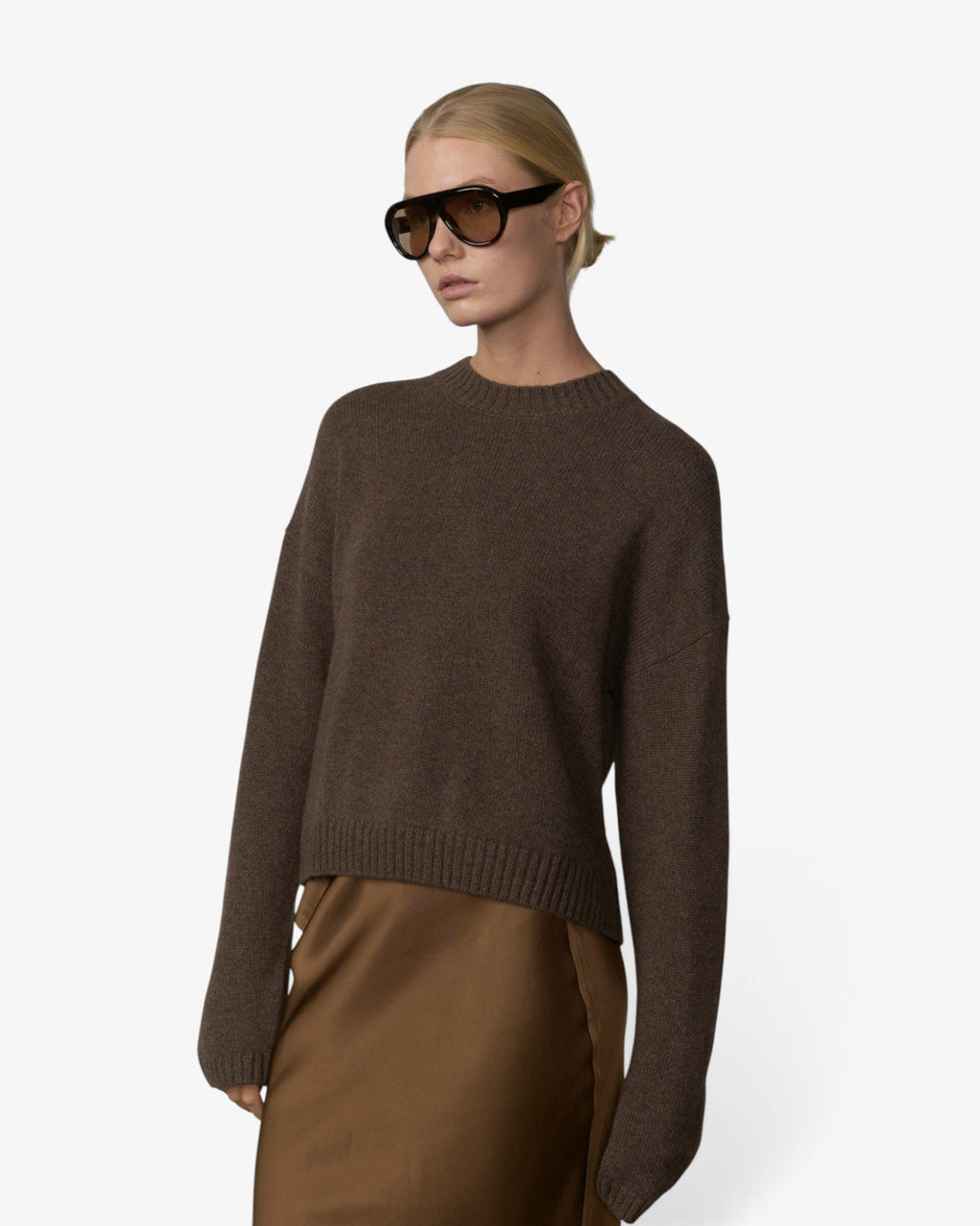 She Stories Herskind Constantine brown melange cashmere sweater with a crew neck and ribbed trim.