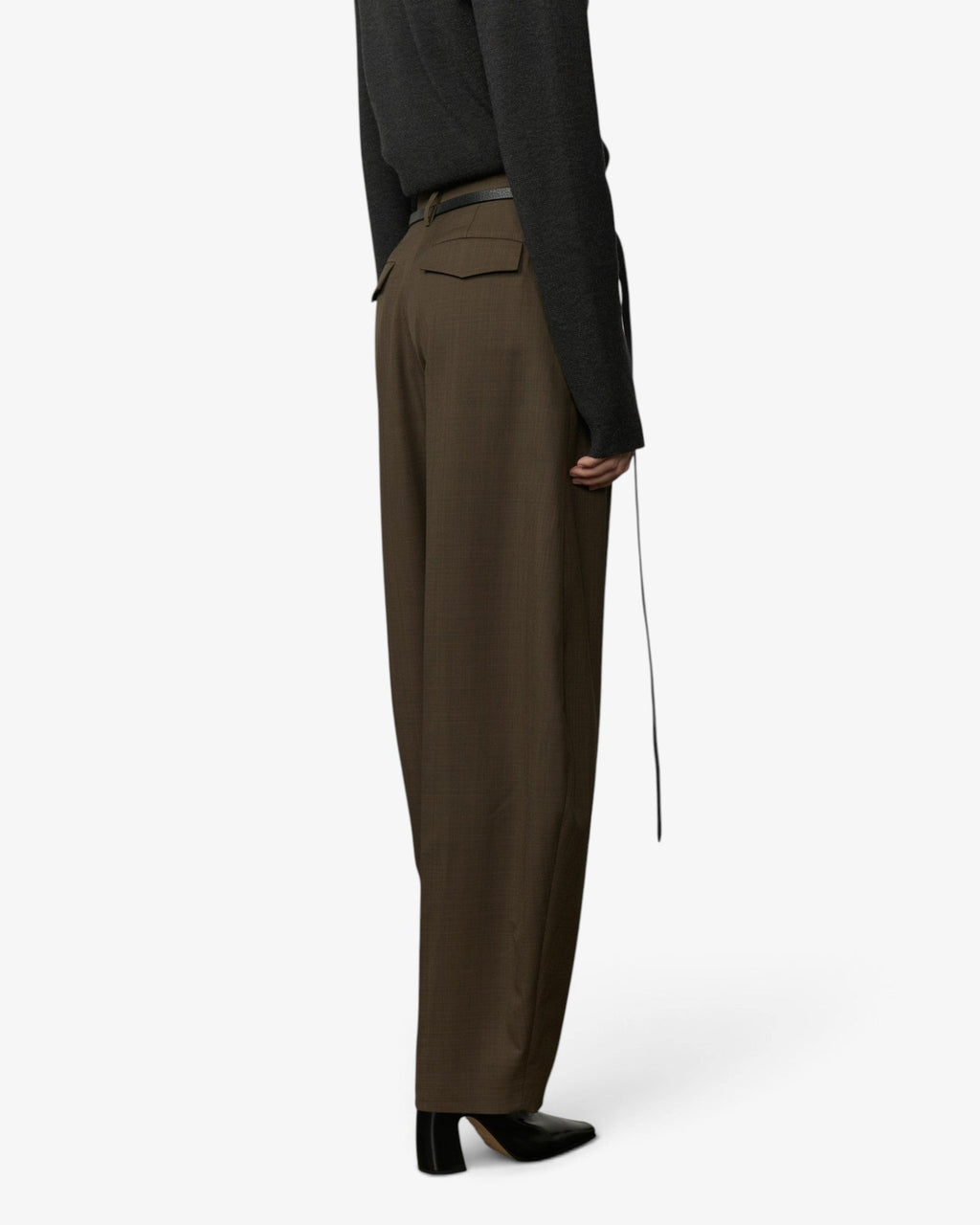 She Stories Herskind Dante mid-waist khaki trousers in a relaxed fit with a thin black belt and side pockets.