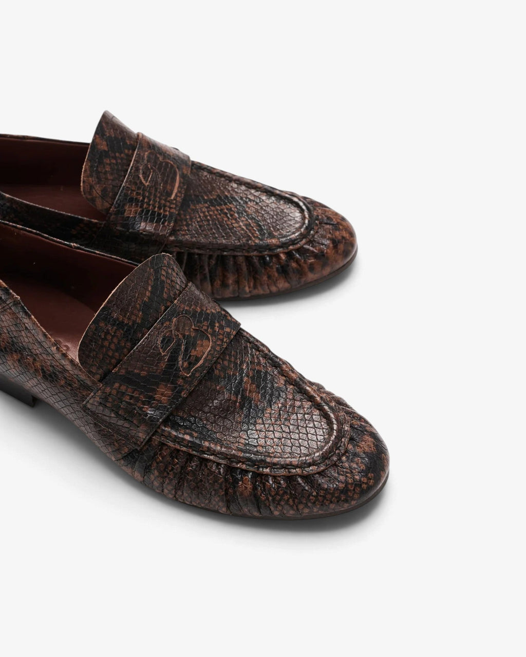 She Stories March23 Teleste loafers in bruin leer met een opvallende pythonprint en een brede band over de wreef.