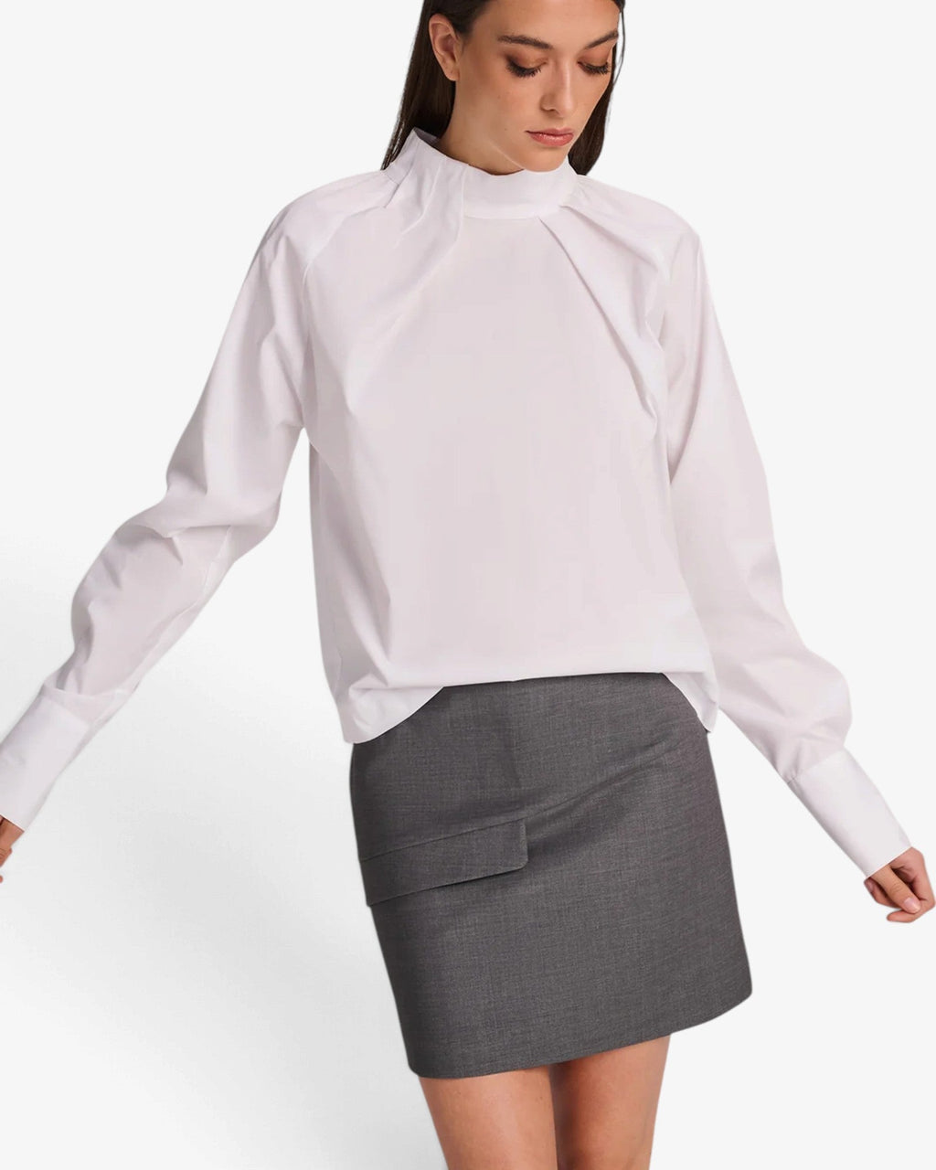 Witte March23 Vancouver poplin blouse van She Stories met opstaande kraag, plooidetails en lange manchetten.