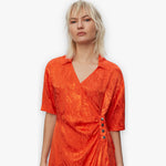 manderin-red-oranje-dames-maxi-wikkeljurk-v-hals-kraag-morla-van-2ndday-she-stories-gwen