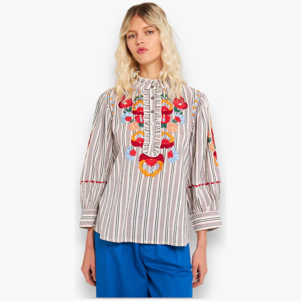 multicolor-dames-blouse-met-stripes-geborduurde-bloemen-ruffle-3/4e-mouwen-juliette-van-antik-batik-she-stories-gwen