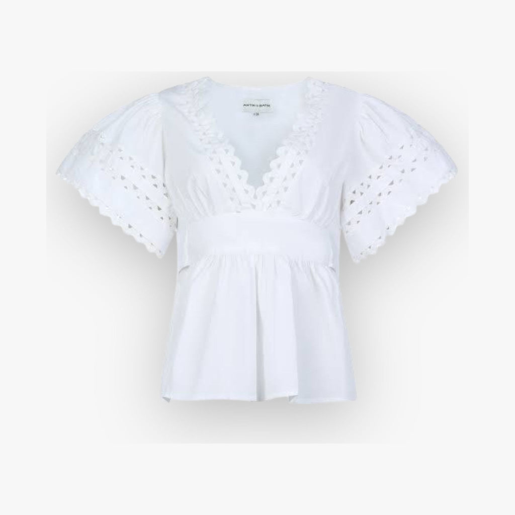witte-dames-t-shirt-met-broderie-anglaise-v-hals-korte-wijde-mouwen-roda-van-antik-batik-she-stories-gwen