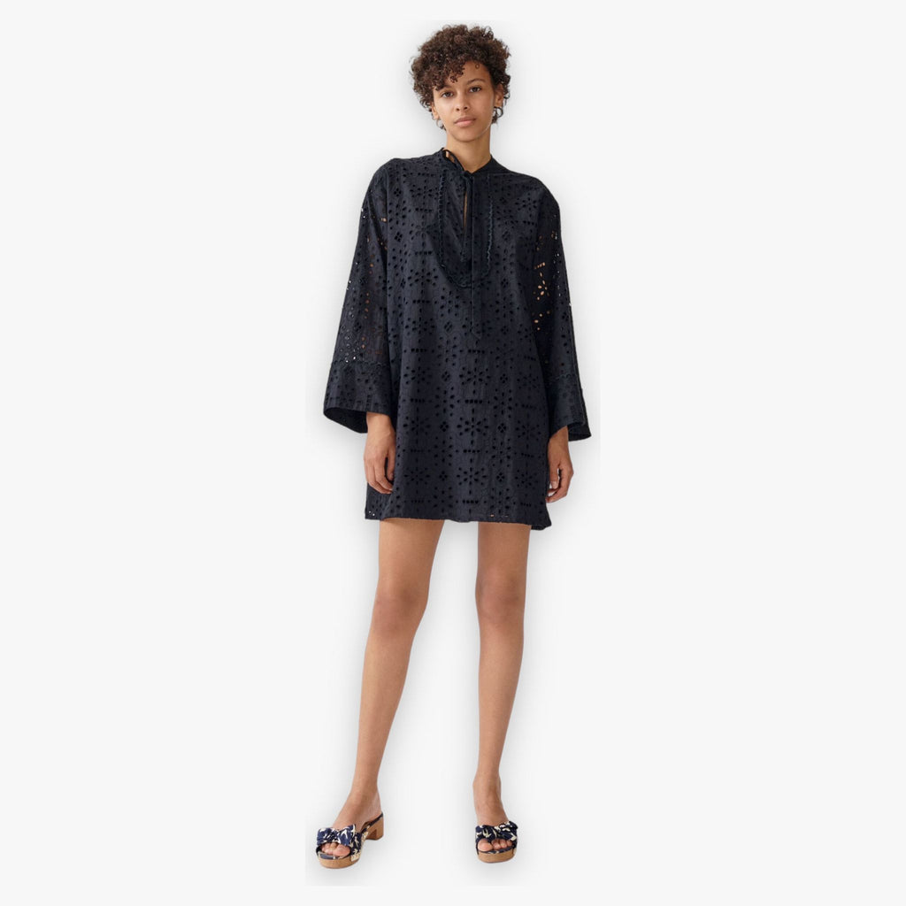 zwarte-dames-mini-jurk-met-lange-wijde-mouwen-broderie-anglaise-abi-van-baum-und-pferdgarten-she-stories-gwen