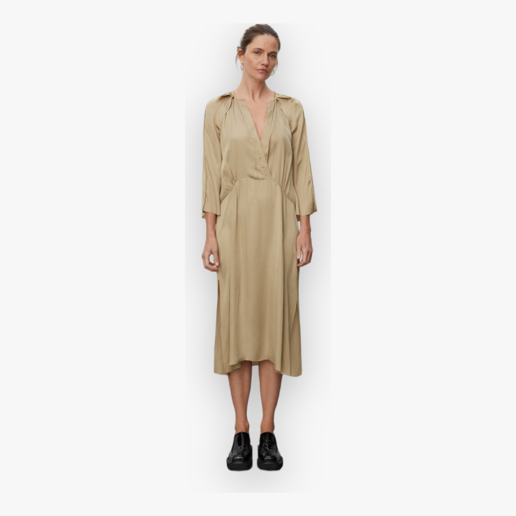 blonde-khaki-dames-maxi-jurk-drape-v-hals-tess-van-day-birger-et-mikkelsen-she-stories-gwen