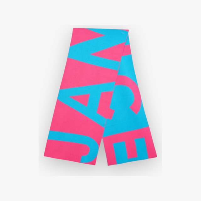 roze-dames-sjaal-met-print-logo-chaz-van-janice-she-stories-gwen